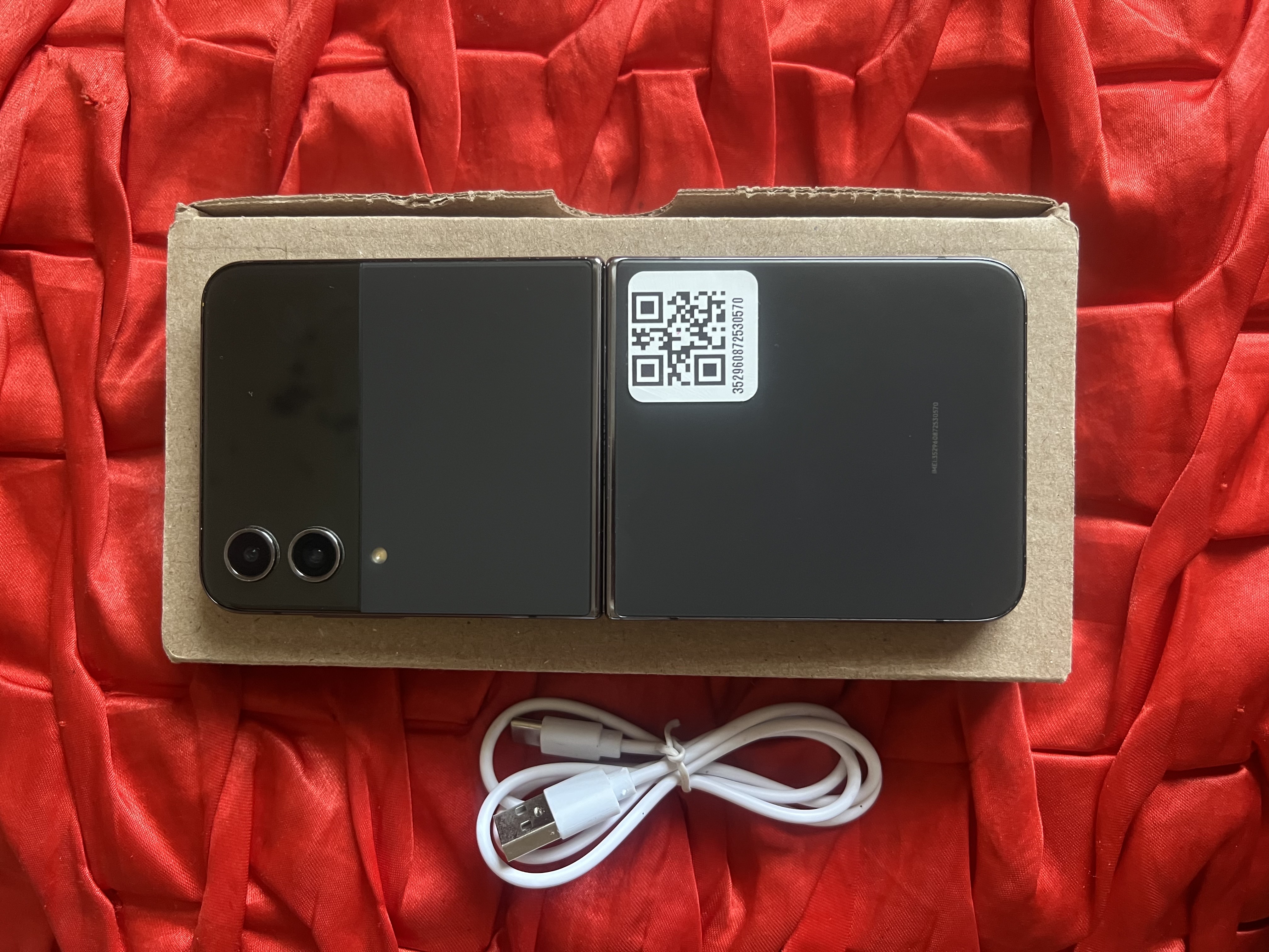 celulares y tabletas - Samsung Galaxy z Flip 4 de 256gb desbloqueado con su cargador  2