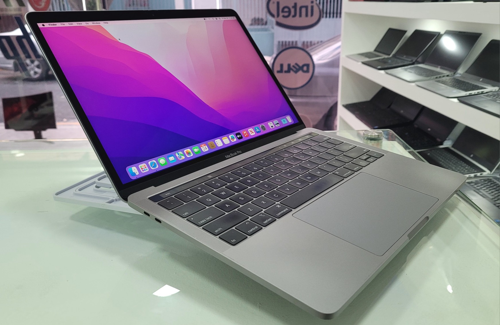 computadoras y laptops - Macbook Pro Touch bar 13 Pulg Core i7 Ram 16gb ddr4 Disco 512gb año 2018 1