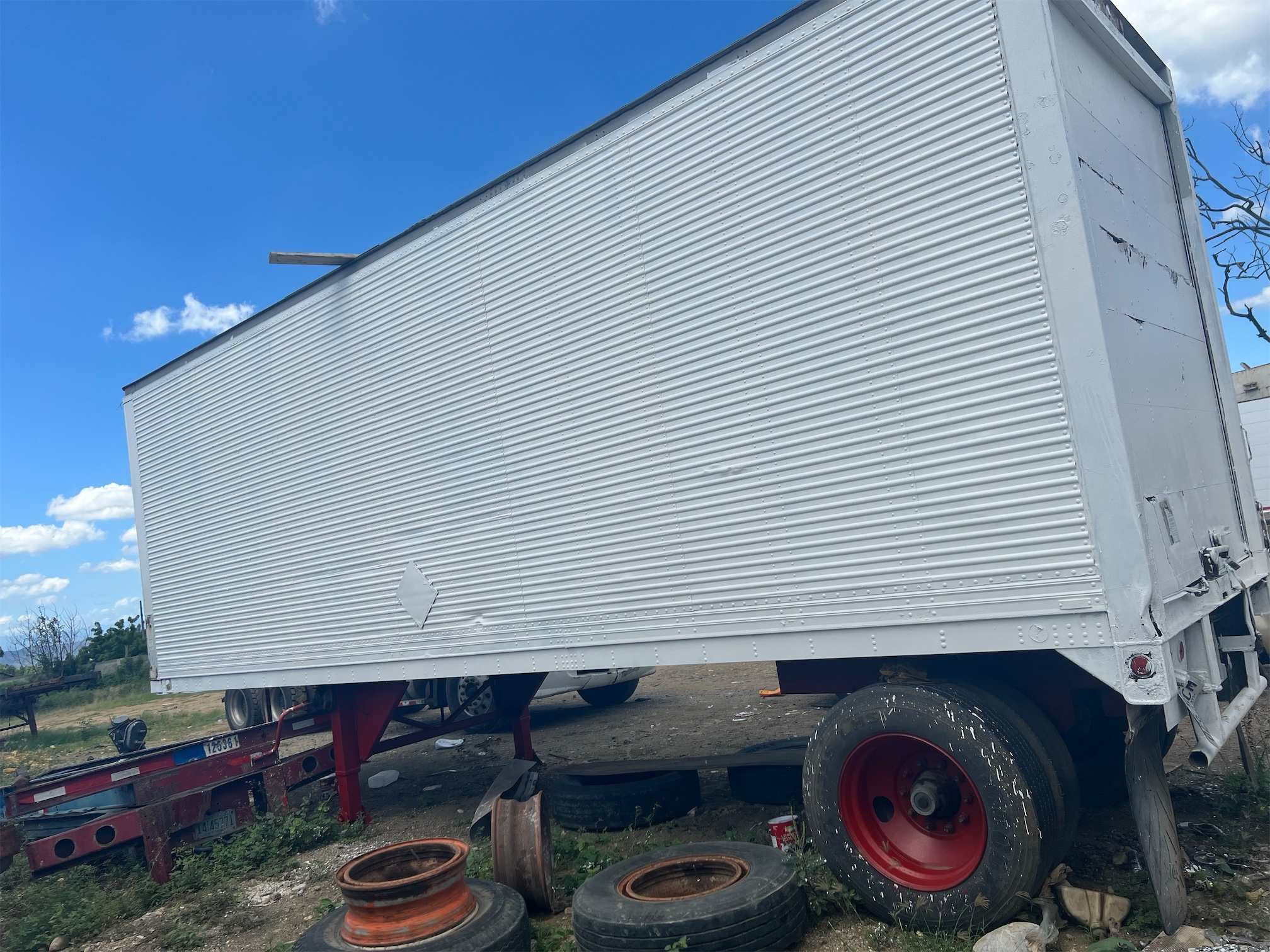 camiones y vehiculos pesados - Furgón 30 pie trailer con rodamiento 3
