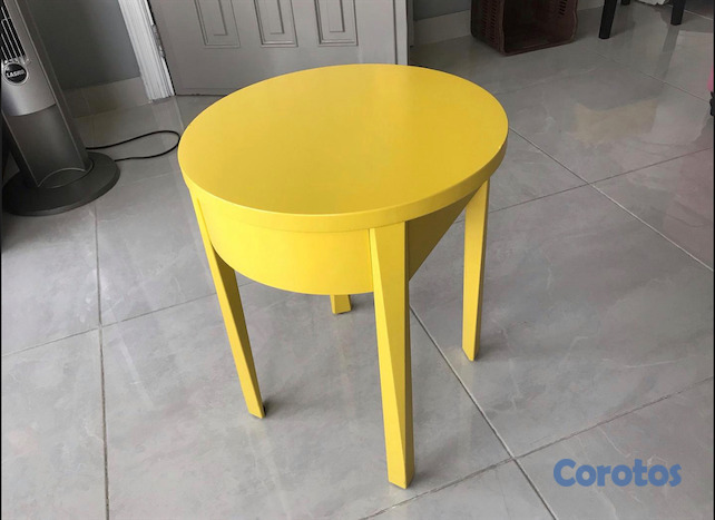 decoración y accesorios - Moderna, elegante y funcional mesa en madera color amarillo con un acabado 2
