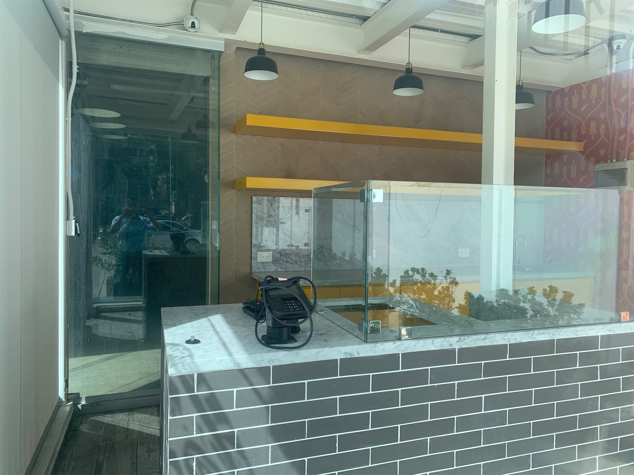 oficinas y locales comerciales - Local céntrico en zona exclusiva bella vista 5