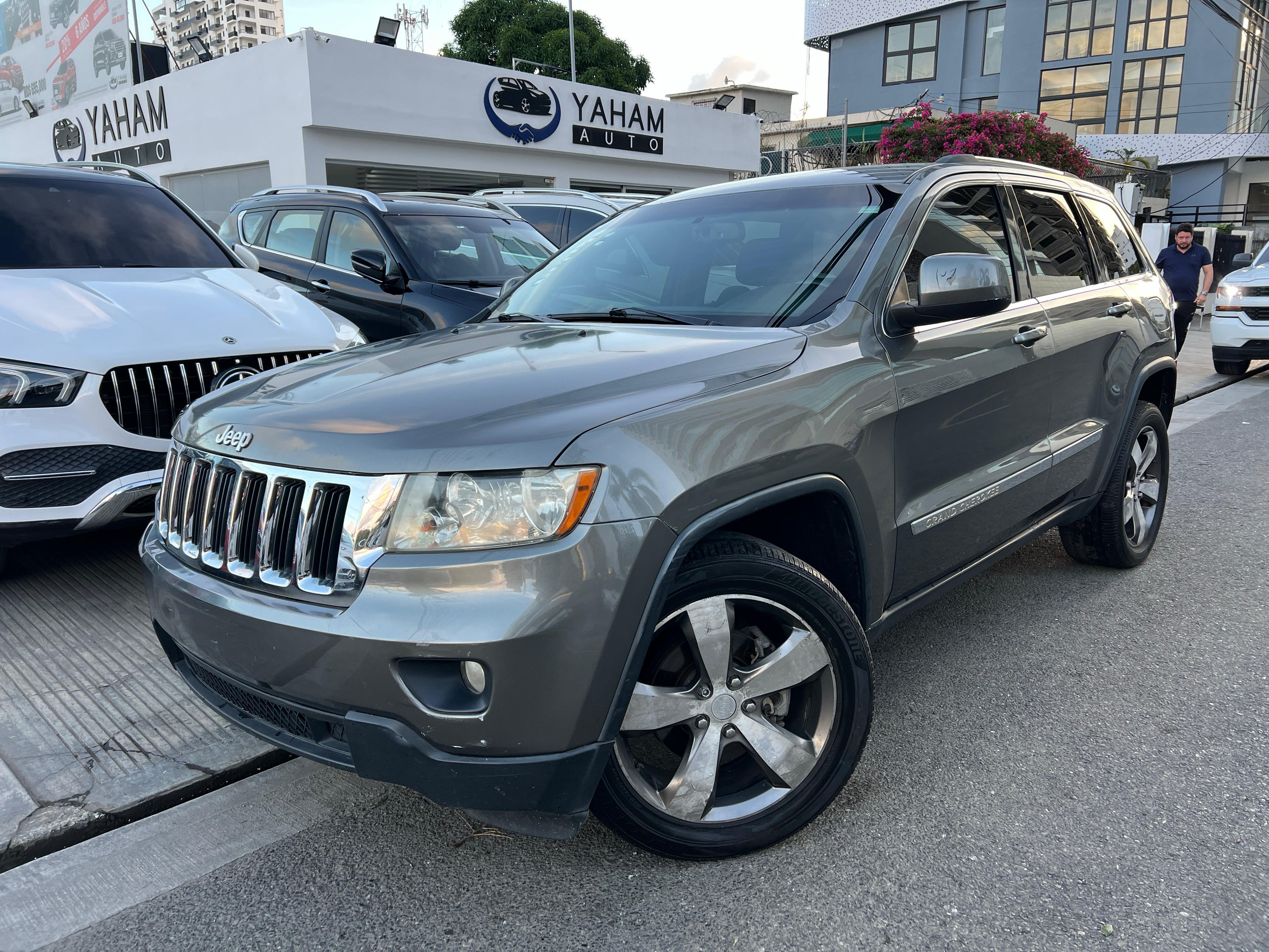jeepetas y camionetas - JEEP GRAND CHEROKEE LAREDO 2013