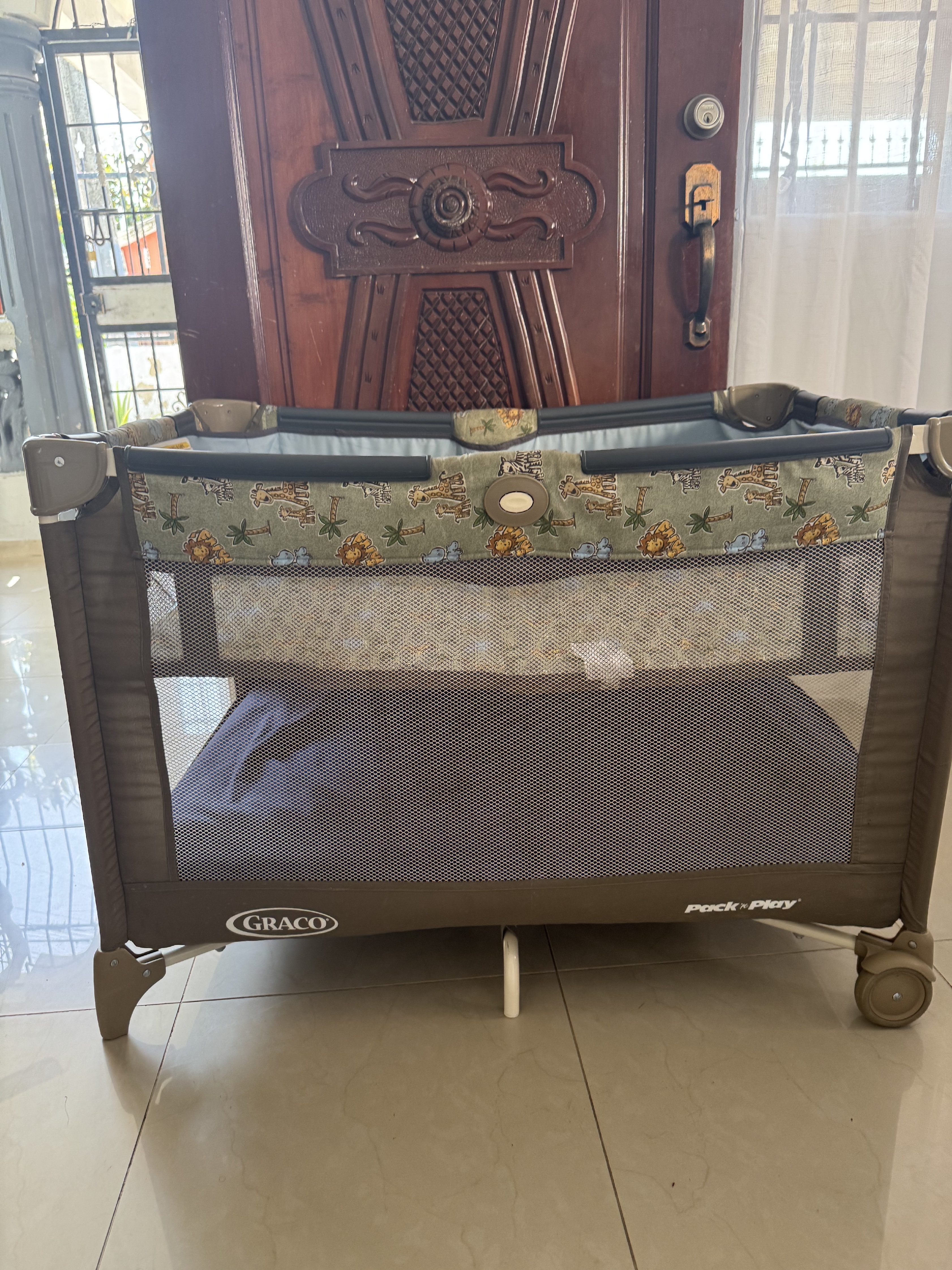 muebles - corral Graco de dos niveles con colchón, 5 cubre colchón  y mosquitero 
