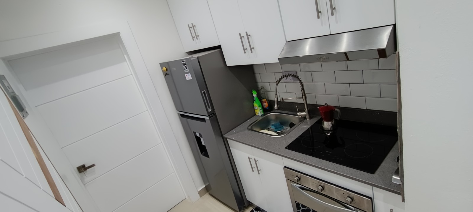 apartamentos - Airbnb estudio Amueblado atrás de la unión médica moderno, inteligente por wifi 2