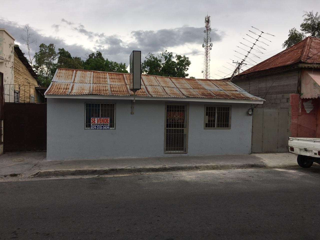 solares y terrenos - Terreno de 336 metros en el centro de Azua de Compostela. 