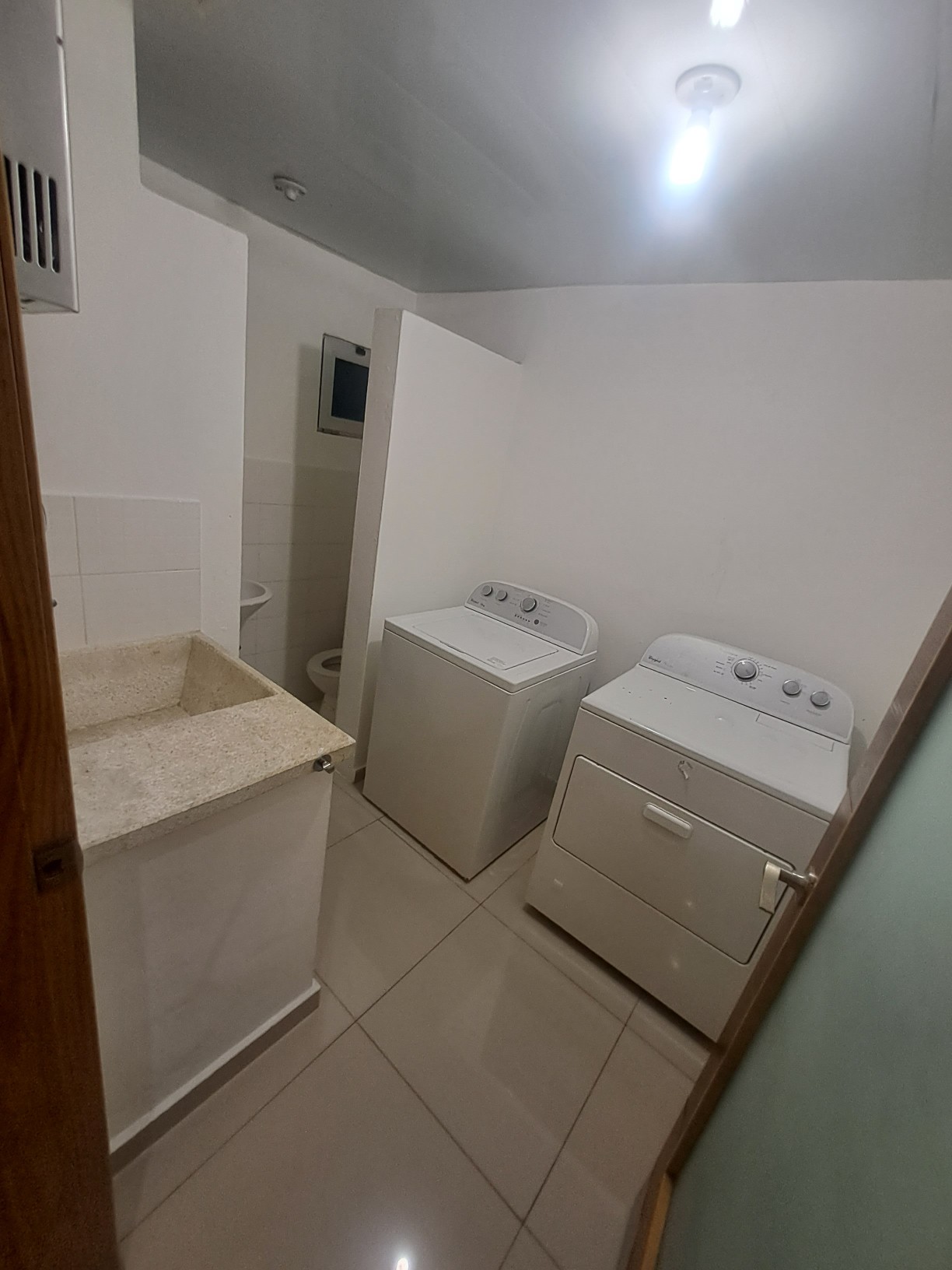 apartamentos - Apartamento  con terraza amueblado 2do piso en serralles 
 4