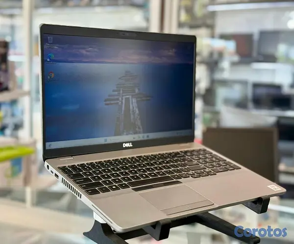 computadoras y laptops - Laptop dell Precisión 3350 i5 10ma gen 8GB ram 128 1