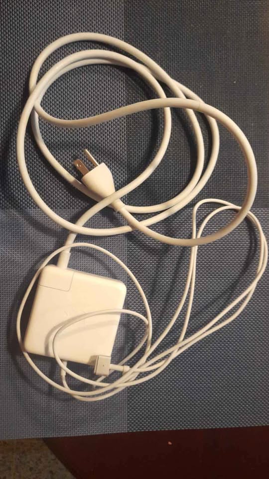computadoras y laptops -  Adaptador de corriente para MacBook Pro 0