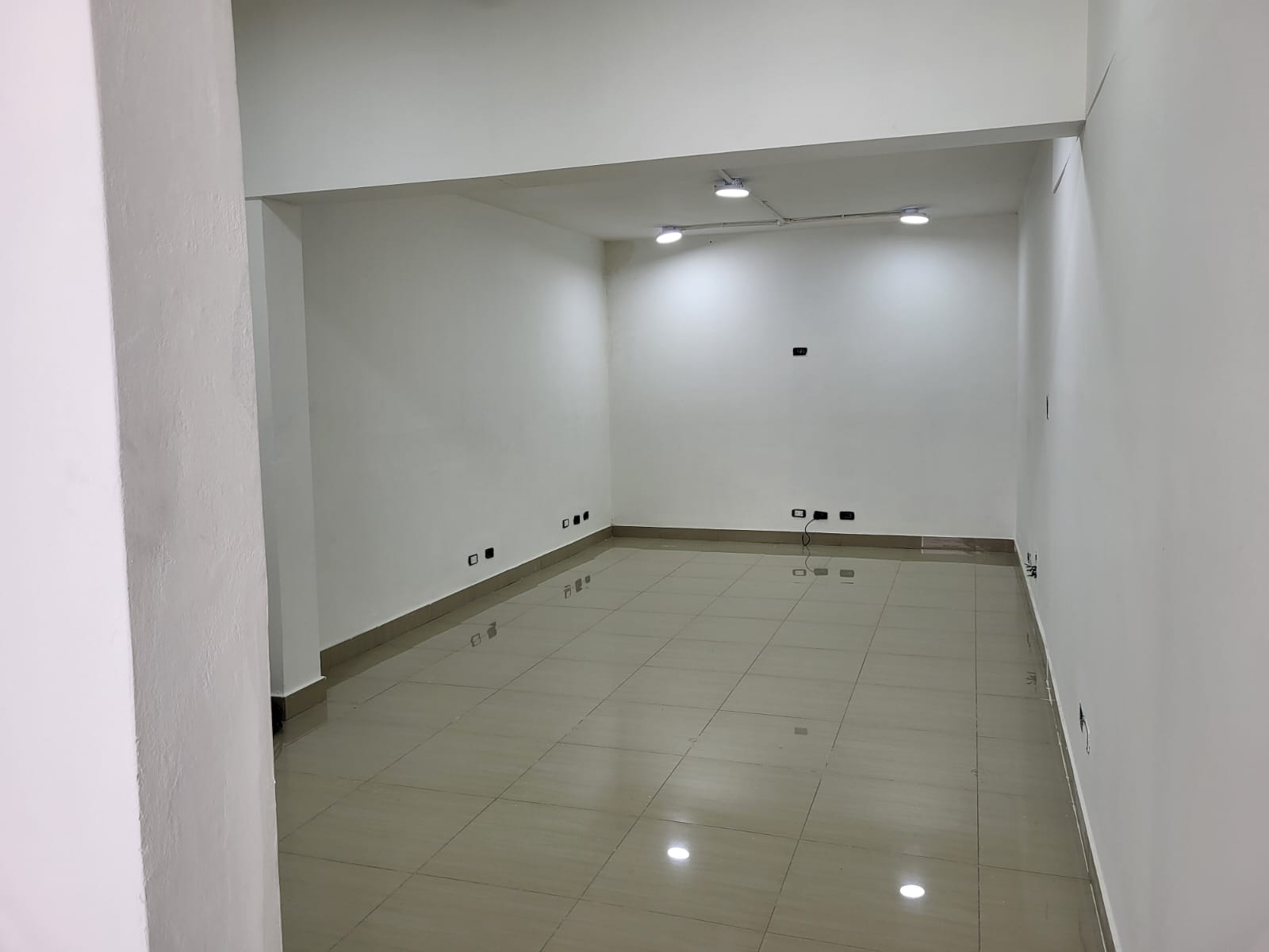 oficinas y locales comerciales - Local en Alquiler en El Millón 3