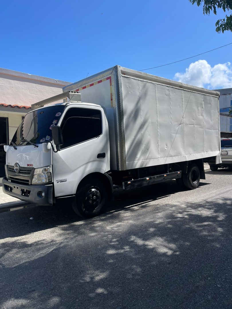 camiones y vehiculos pesados - Camión Hino 300 año 2015