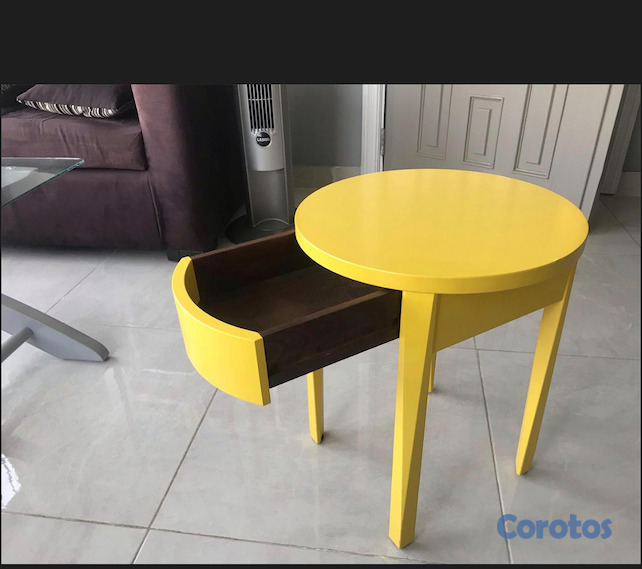 decoración y accesorios - Moderna, elegante y funcional mesa en madera color amarillo con un acabado 3