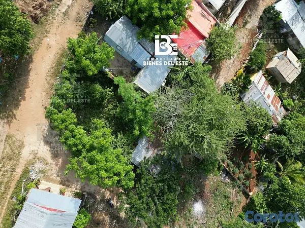 solares y terrenos - Se Vende solar de esquina con 143 metros.  📍En Sec 6