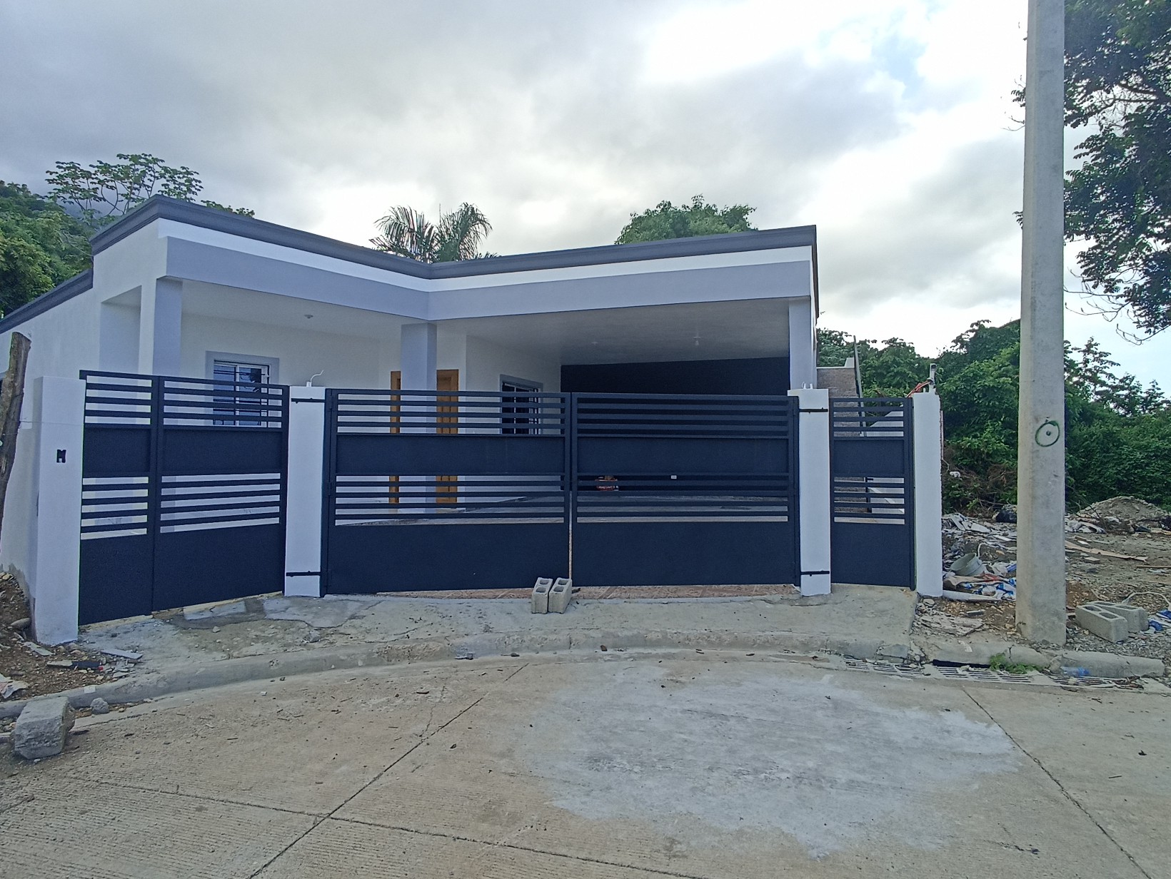 casas - Casa moderna bien ubicada en un residencial tranquilo cerca de todo .