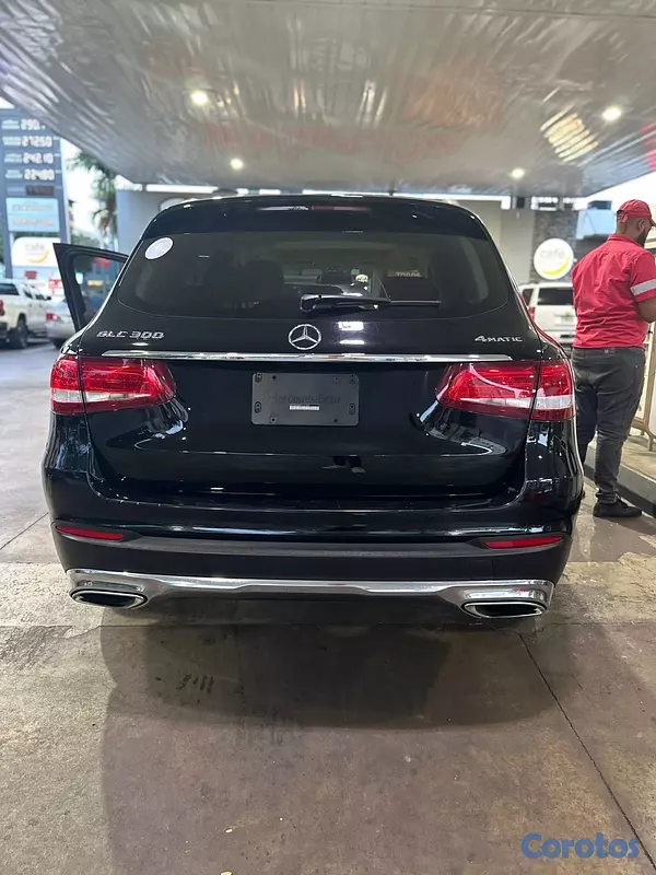 jeepetas y camionetas - Mercedes-Benz GLC 300 2019 Full Luxury Excelente Estado 4