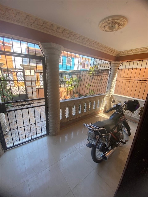 casas - Venta de casa súper grande en vista hermosa Santo Domingo este 2