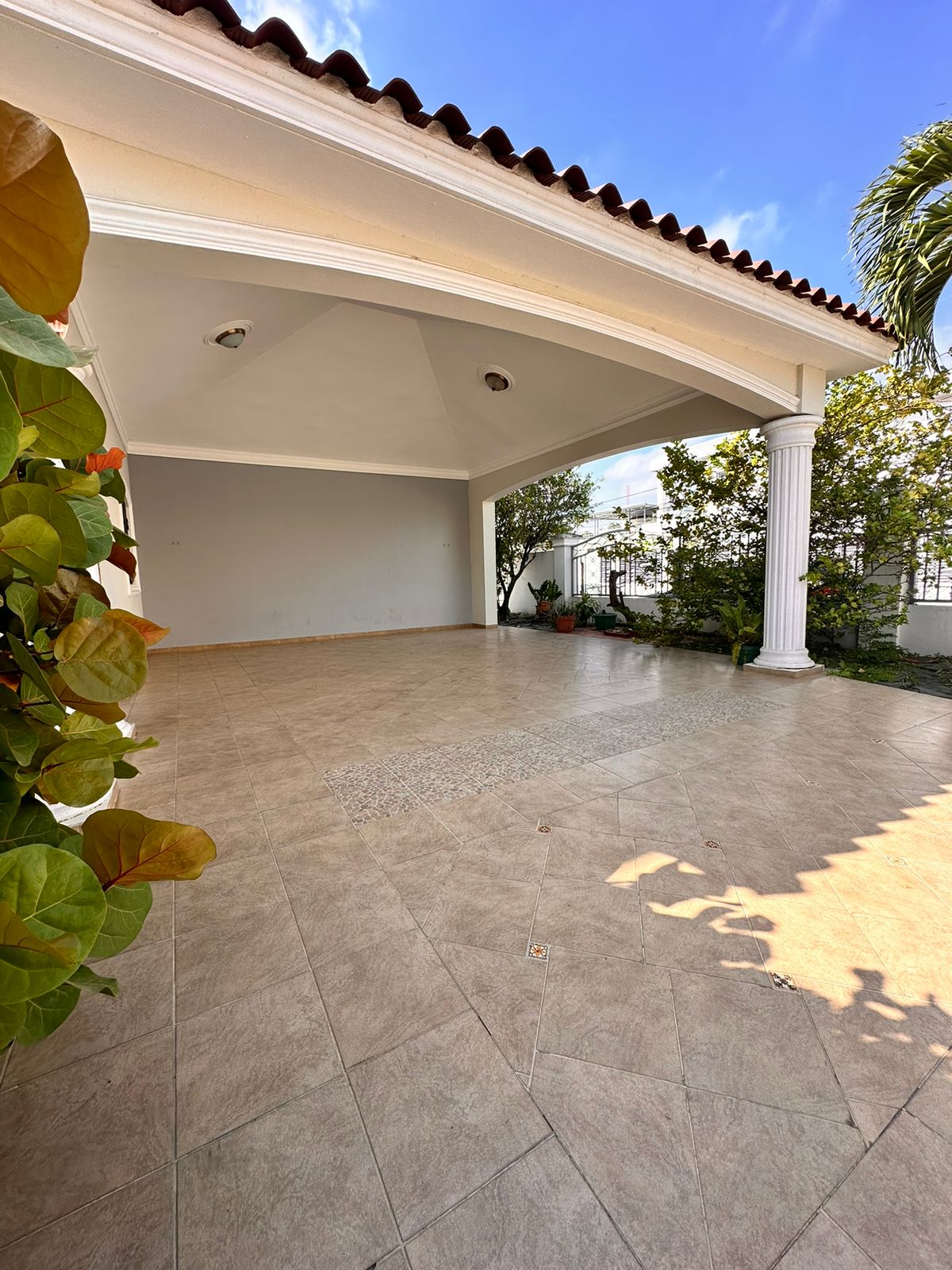 casas - CASA EN VENTA EN JARDINES DEL ESTE, SANTIAGO.