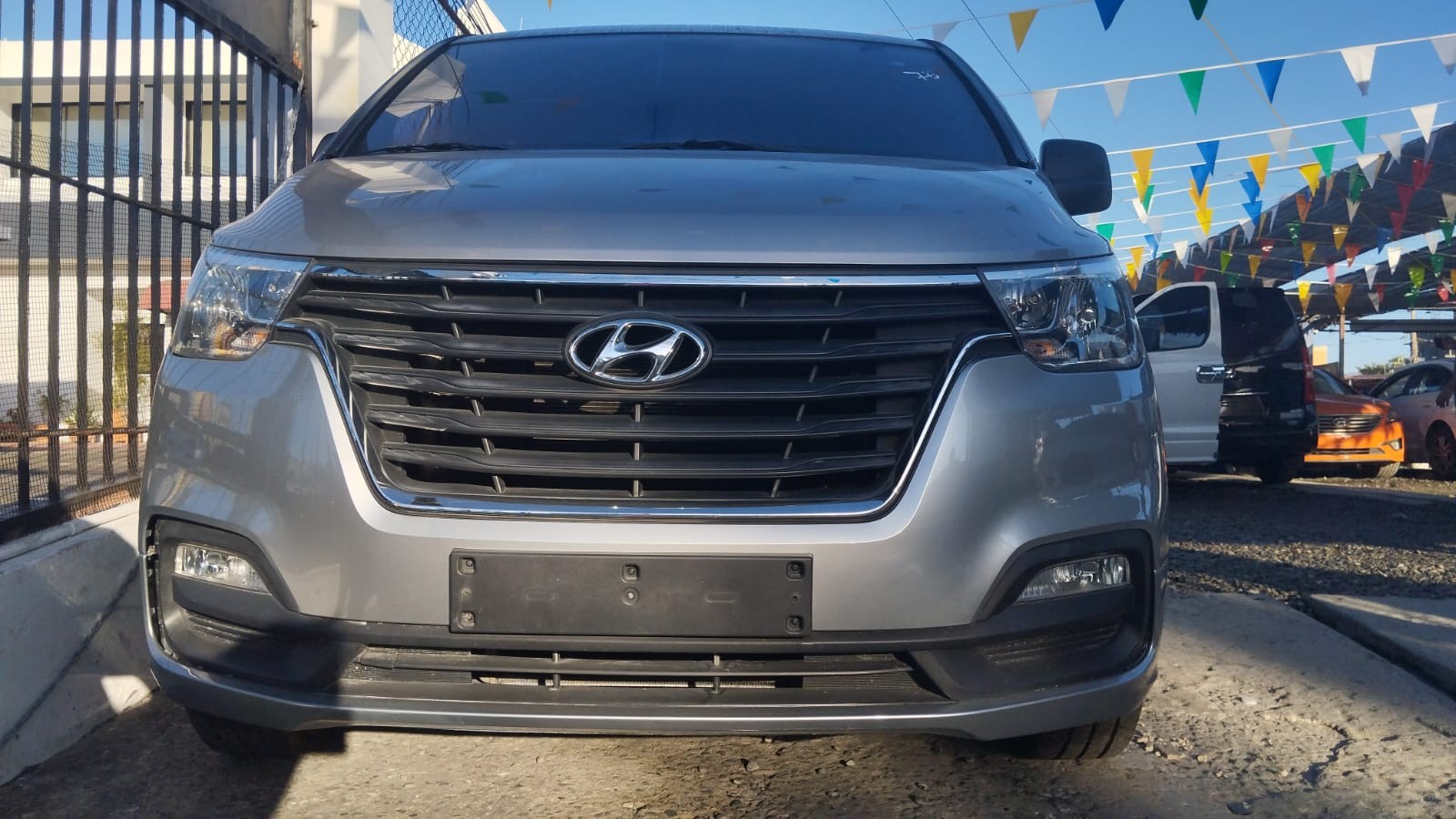 jeepetas y camionetas - HYUNDAI GRAND STAREX 2018 GRISDESDE: RD$1.450.100
