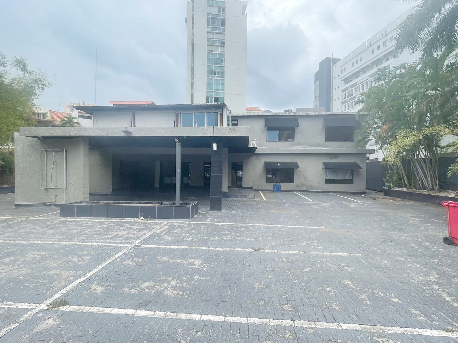 oficinas y locales comerciales - Local céntrico en la Esperilla 5