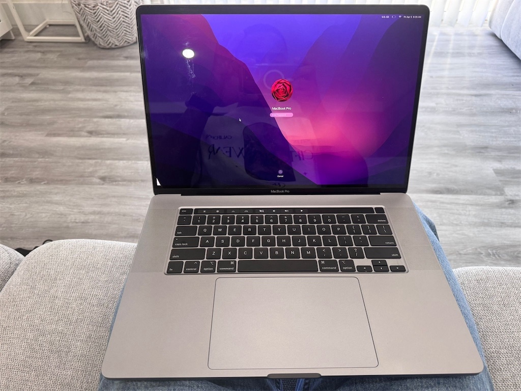computadoras y laptops - MacBook Pro 2019 16” core i9 4 terabytes pequeña ruptura en la parte inferior
 0