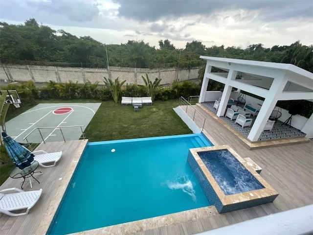 casas vacacionales y villas - Venta de Villa con piscina en Juan Dolio zona turística
