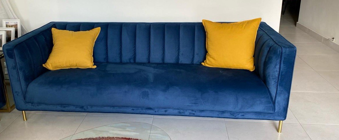 muebles y colchones - Venta de dos muebles de tres plazas, color azul con patas doradas. 32,500 c/u