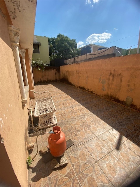 casas - Venta de casa súper grande en vista hermosa Santo Domingo este 3