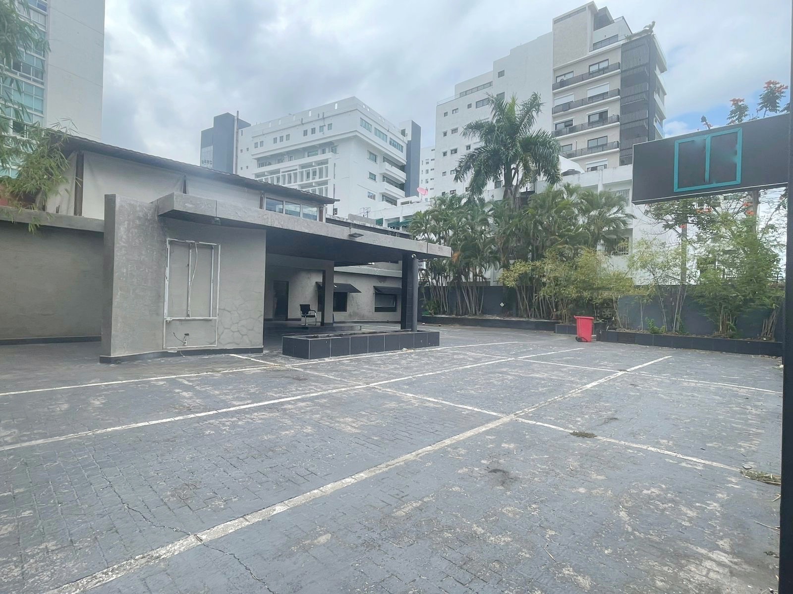 oficinas y locales comerciales - Local céntrico en la Esperilla 5
