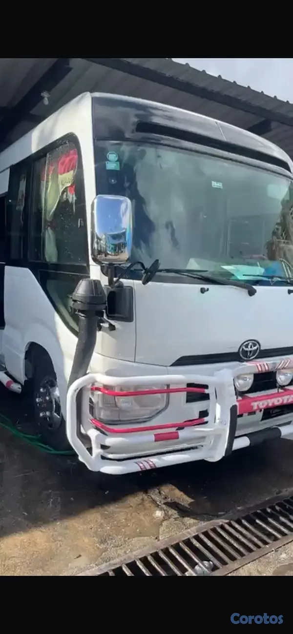 camiones y vehiculos pesados - Toyota coaster 2019 3