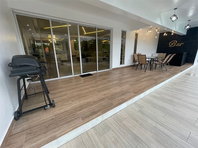 casas vacacionales y villas - Venta de Villa con piscina en Juan Dolio zona turística 1