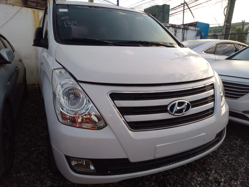 jeepetas y camionetas - HYUNDAI GRAND STAREX 2017 BLANCADESDE: RD$1,150.100