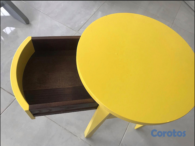 decoración y accesorios - Moderna, elegante y funcional mesa en madera color amarillo con un acabado 4