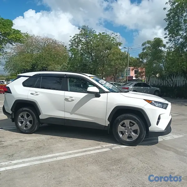 jeepetas y camionetas - Toyota RAV4 LE 2021 Oferta  5