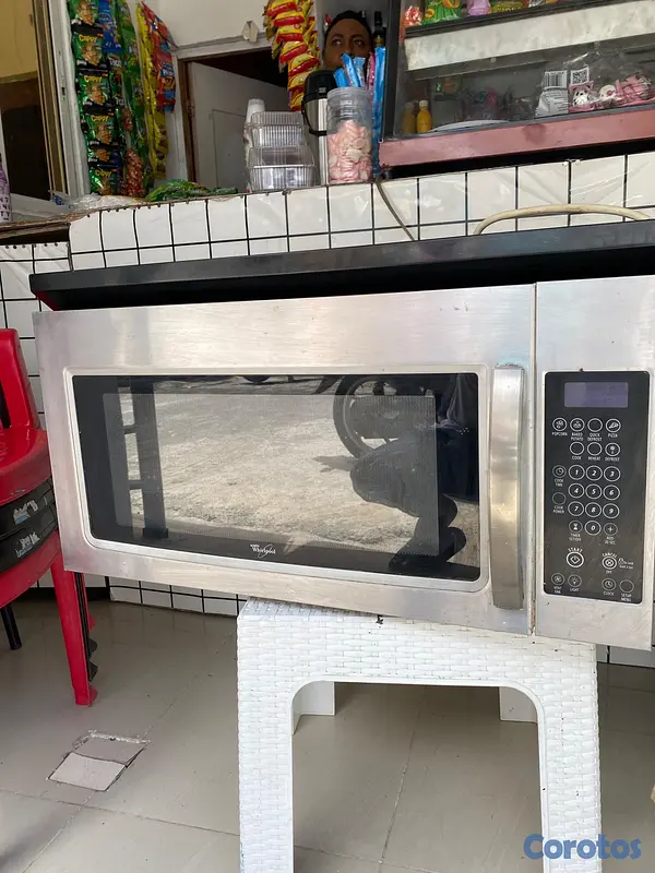 electrodomesticos - Microonda con extractor whirlpool  2
