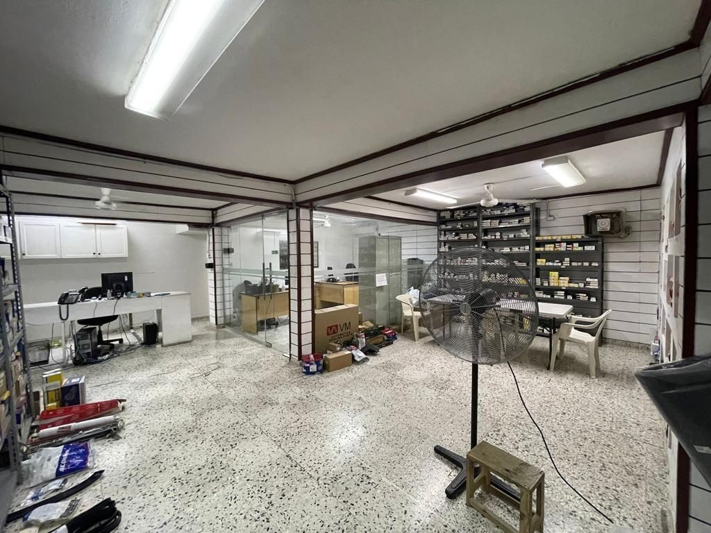 oficinas y locales comerciales - Local con Nave 1,000 mts Ens. Quisqueya 
