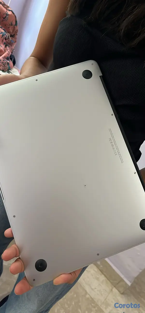 computadoras y laptops - Invierte en esta MacBook Air 13” 2015 i5 8GB RAM B 4