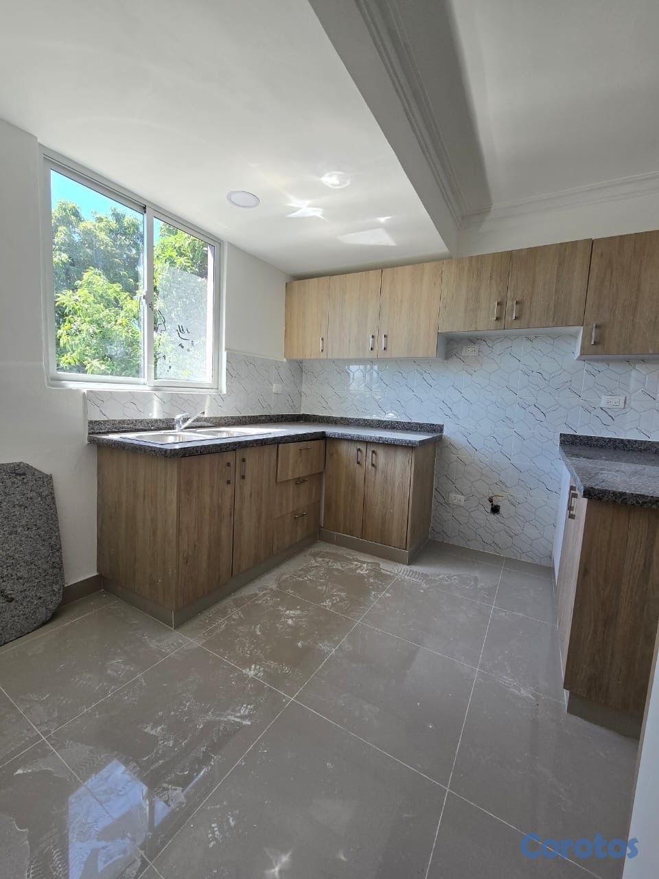 apartamentos - vendo piso 4 independencia Miramar tres hab balcón dos baños parqueo techado  5