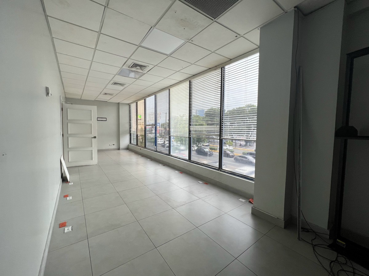 oficinas y locales comerciales - 🔵Alquilo local 64 mts en Piantini 2do piso 
