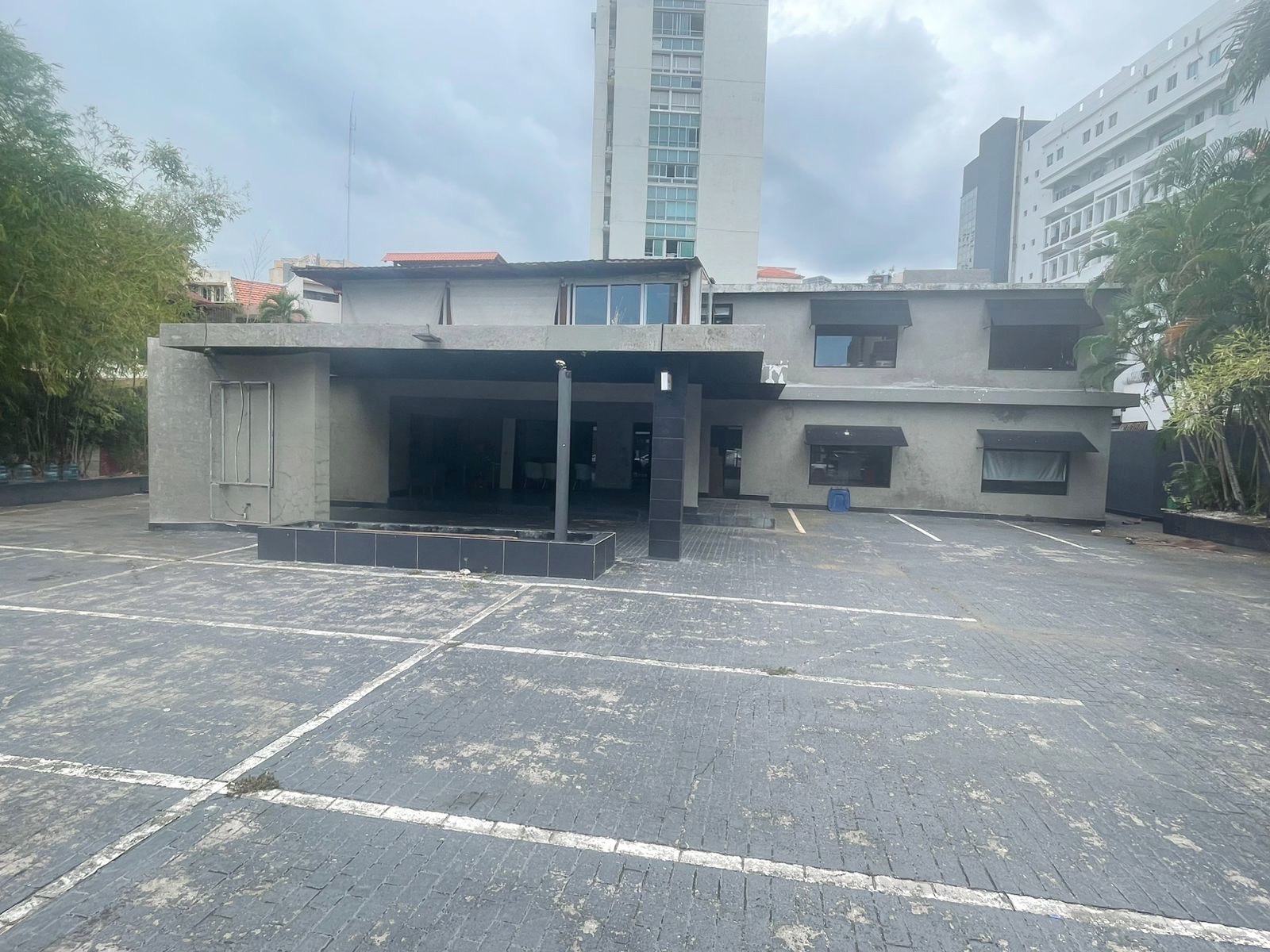 oficinas y locales comerciales - Local céntrico en la Esperilla 10