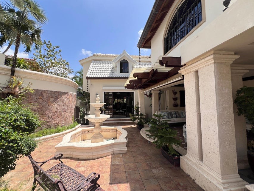 casas - Casa en venta Altos De Arroyo Hondo #24-1376 cinco dormitorios, 4 baños, 4 Ptos. 6