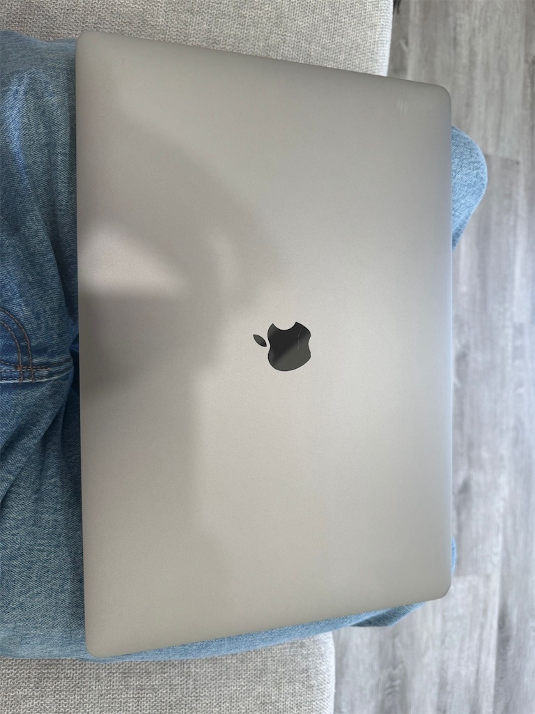 computadoras y laptops - MacBook Pro 2019 16” core i9 4 terabytes pequeña ruptura en la parte inferior
 5