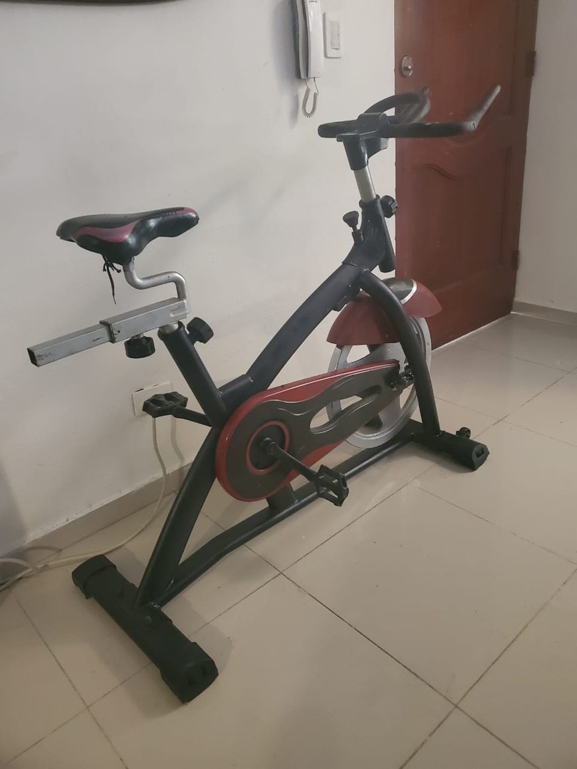 deportes - Bicicleta estacionaria marca weslo con ajuste para la velocidad 
