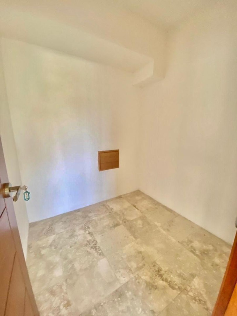 apartamentos - Apartamento en Venta
SERRALLÉS 
USD 270,000.00
Mantenimiento: RD$10,000.00

 5