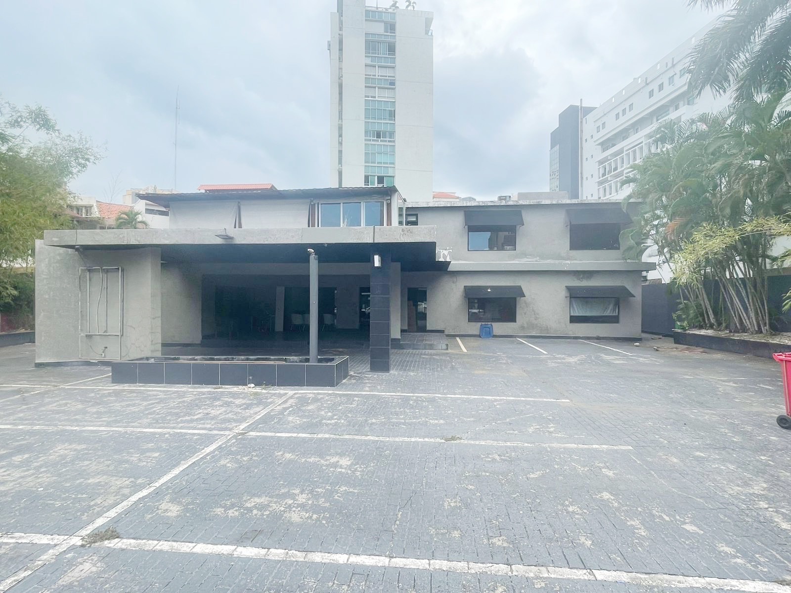 oficinas y locales comerciales - Local céntrico en la Esperilla 7