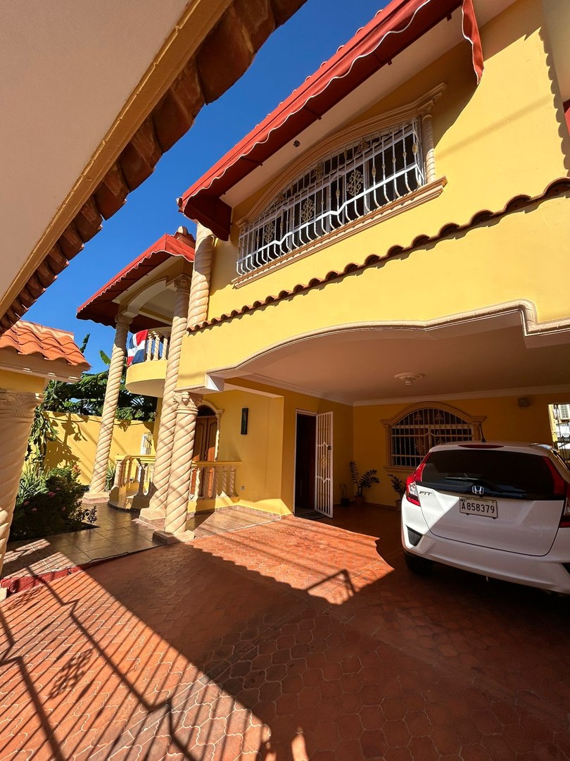 casas - Vendo majestuosa casa en la Aut. de San Isidro. ¡¡No pierdas la oportunidad!!