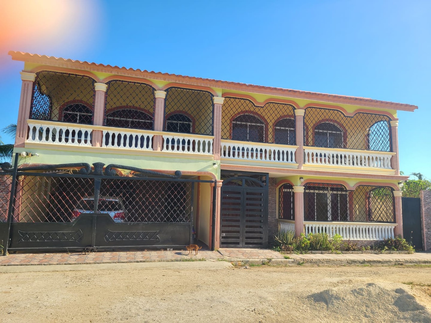 casas - Se Vende Está Casa Grande de 2 Niveles con Mucho Patio