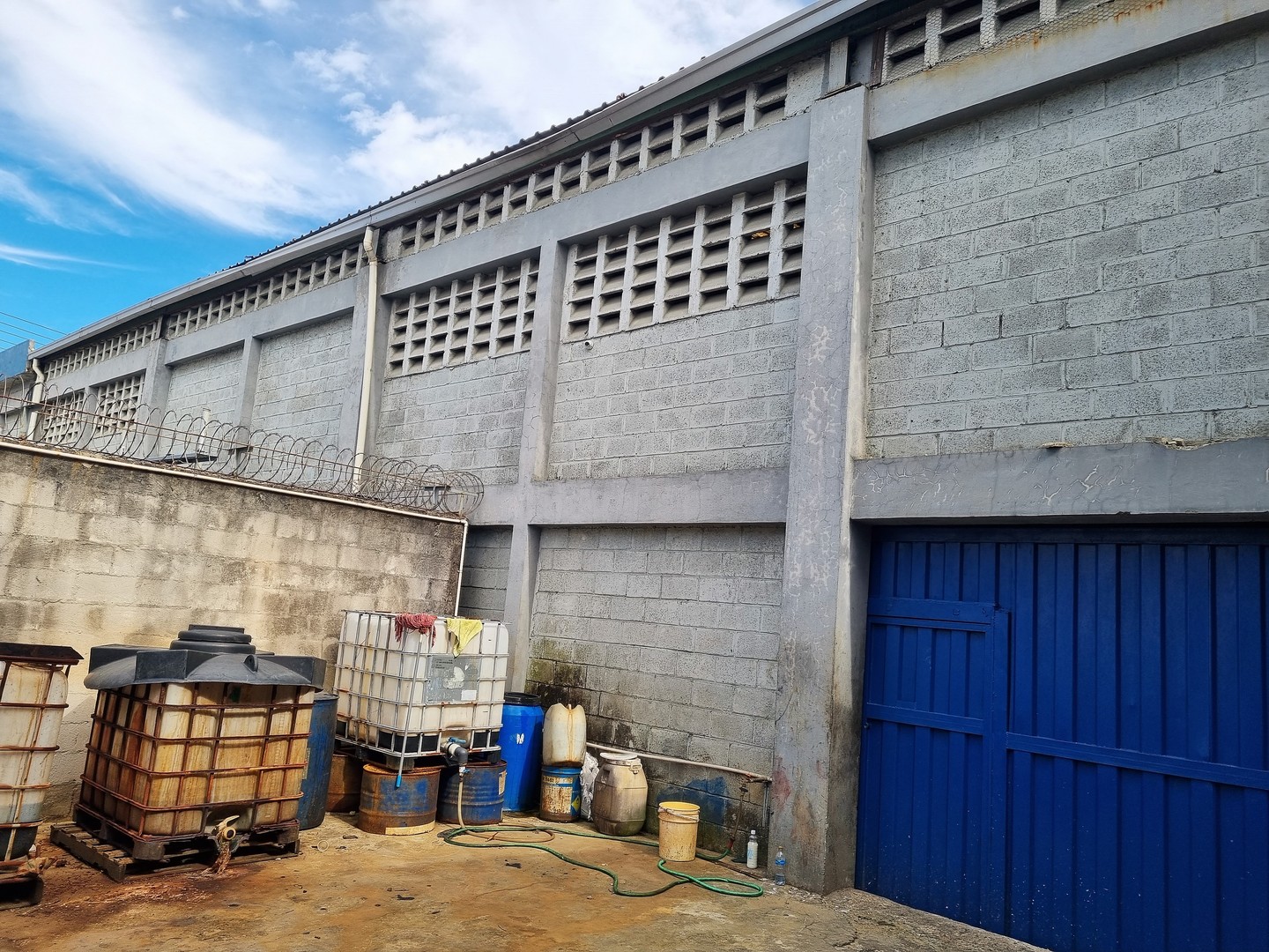 oficinas y locales comerciales - Nave industrial de doble altura en block reforzado en Manoguayabo 5