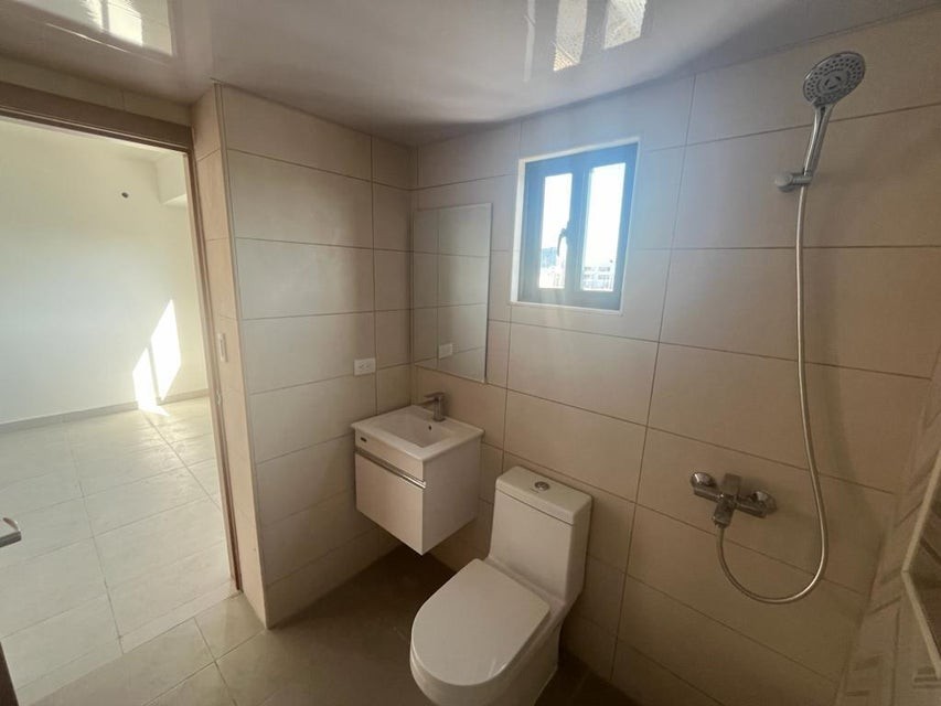 apartamentos - Apartamento en alquiler #24-565 piso alto, ascensor, excelente ubicación. 4