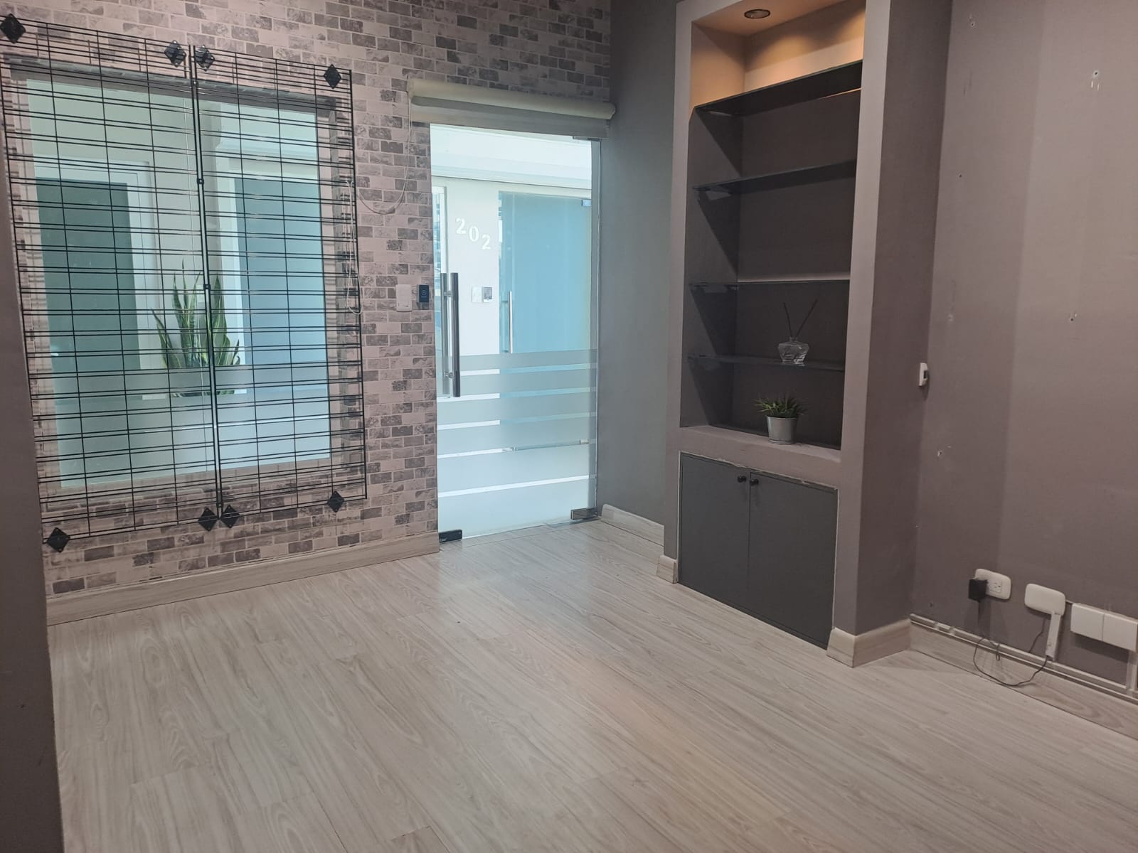 apartamentos - Alquilo local   15 mts 2do piso  en mirador sur 