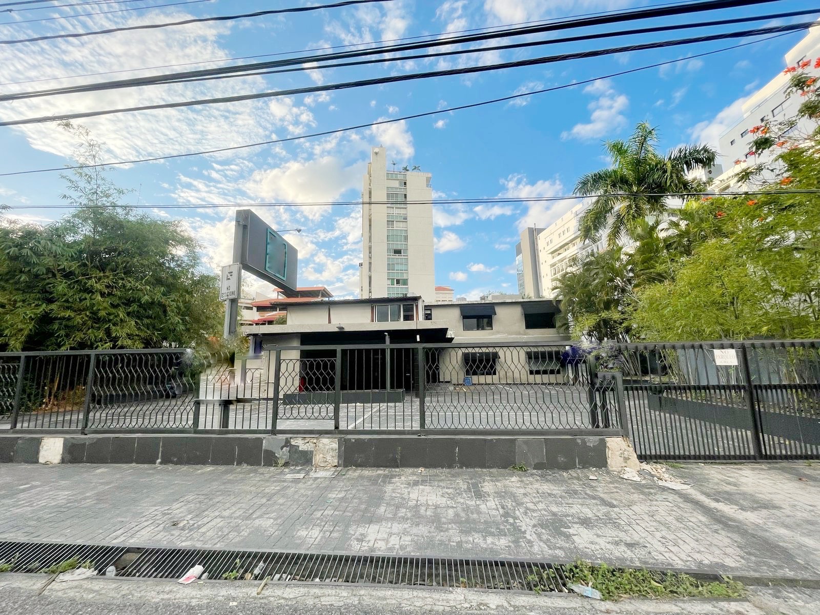 oficinas y locales comerciales - Local céntrico en la Esperilla 8