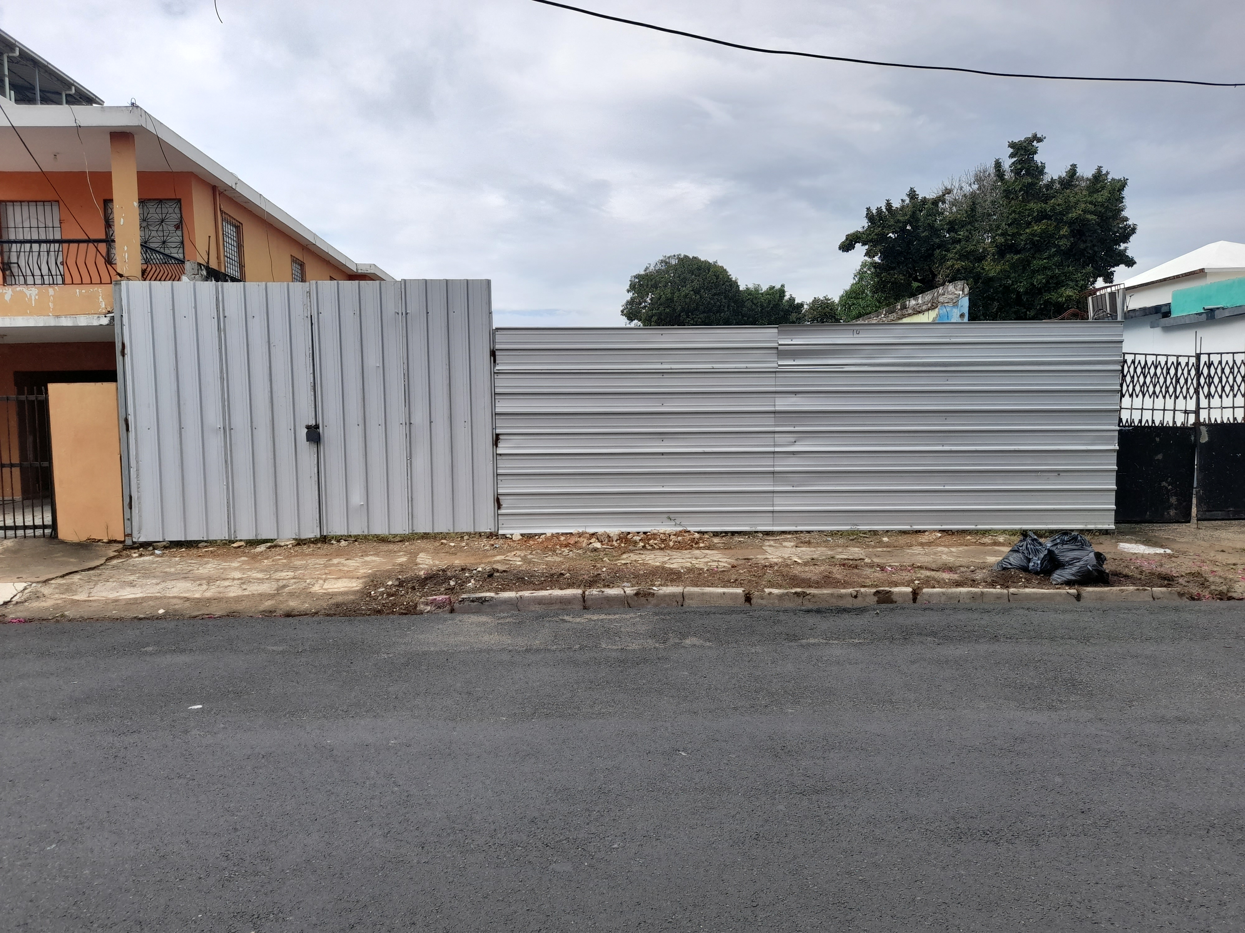 oficinas y locales comerciales - Se vende o alquila solar, 516 mt2, ensanche ozama